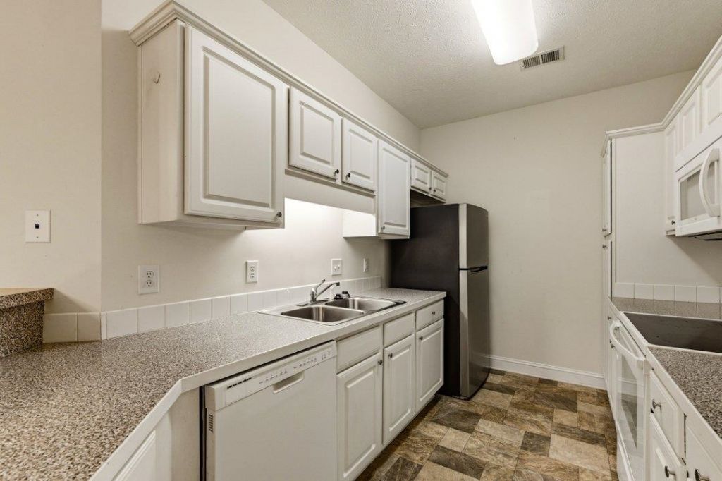 105 Fountain Pointe Ln. Photo 9