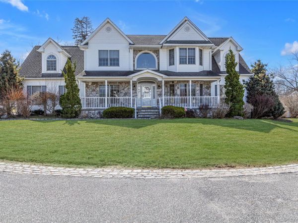 4 Gianna Court , Hauppauge, NY 11788