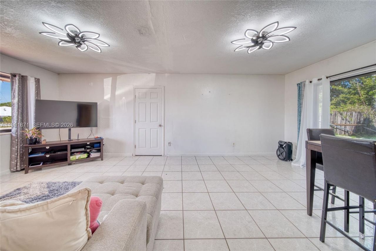 2451 NW 182nd Ter, Miami Gardens, FL 33056 Photo
