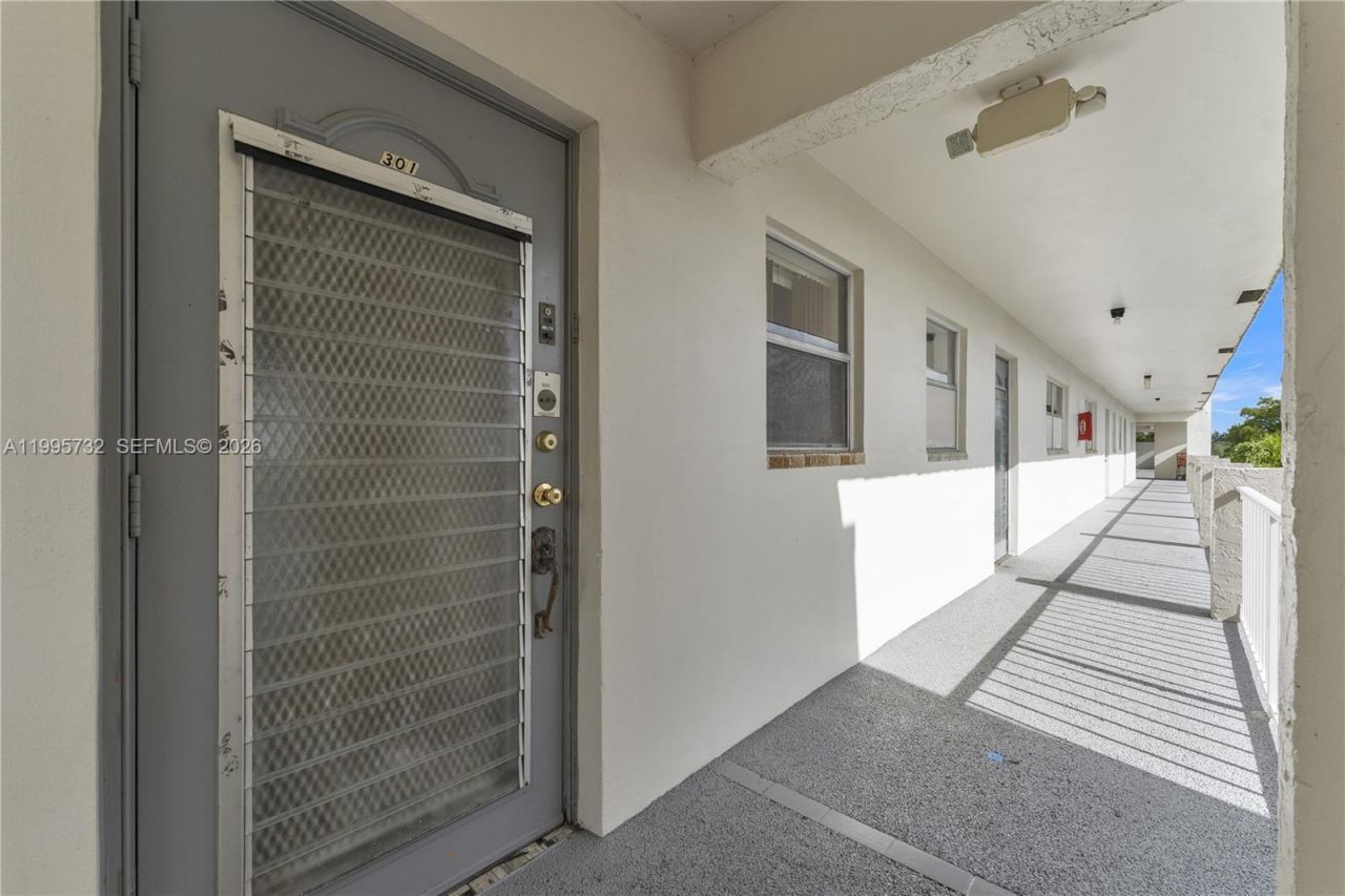 8280 Sunrise Lakes Blvd, Unit 301, Sunrise, FL 33322 Photo