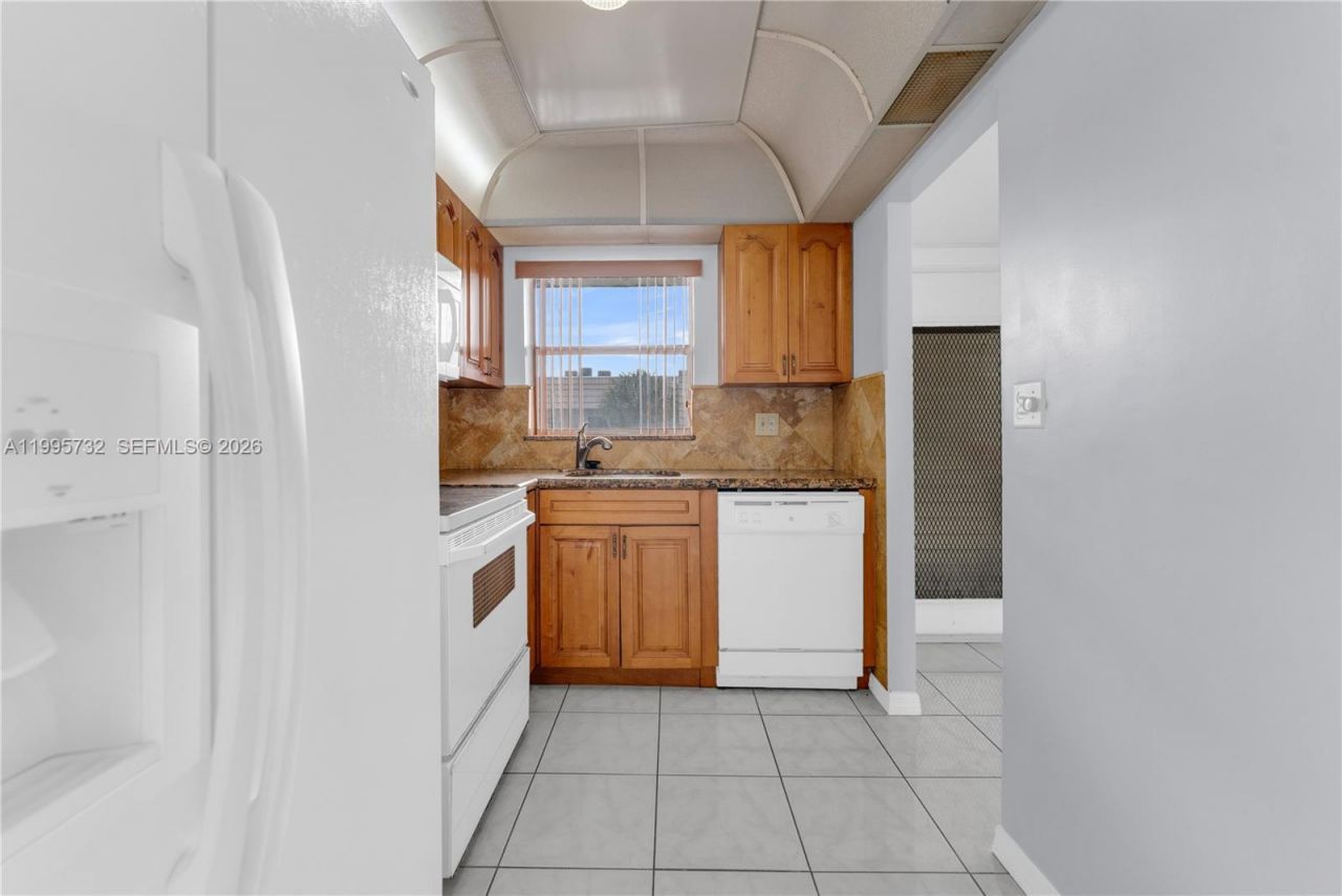 8280 Sunrise Lakes Blvd, Unit 301, Sunrise, FL 33322 Photo