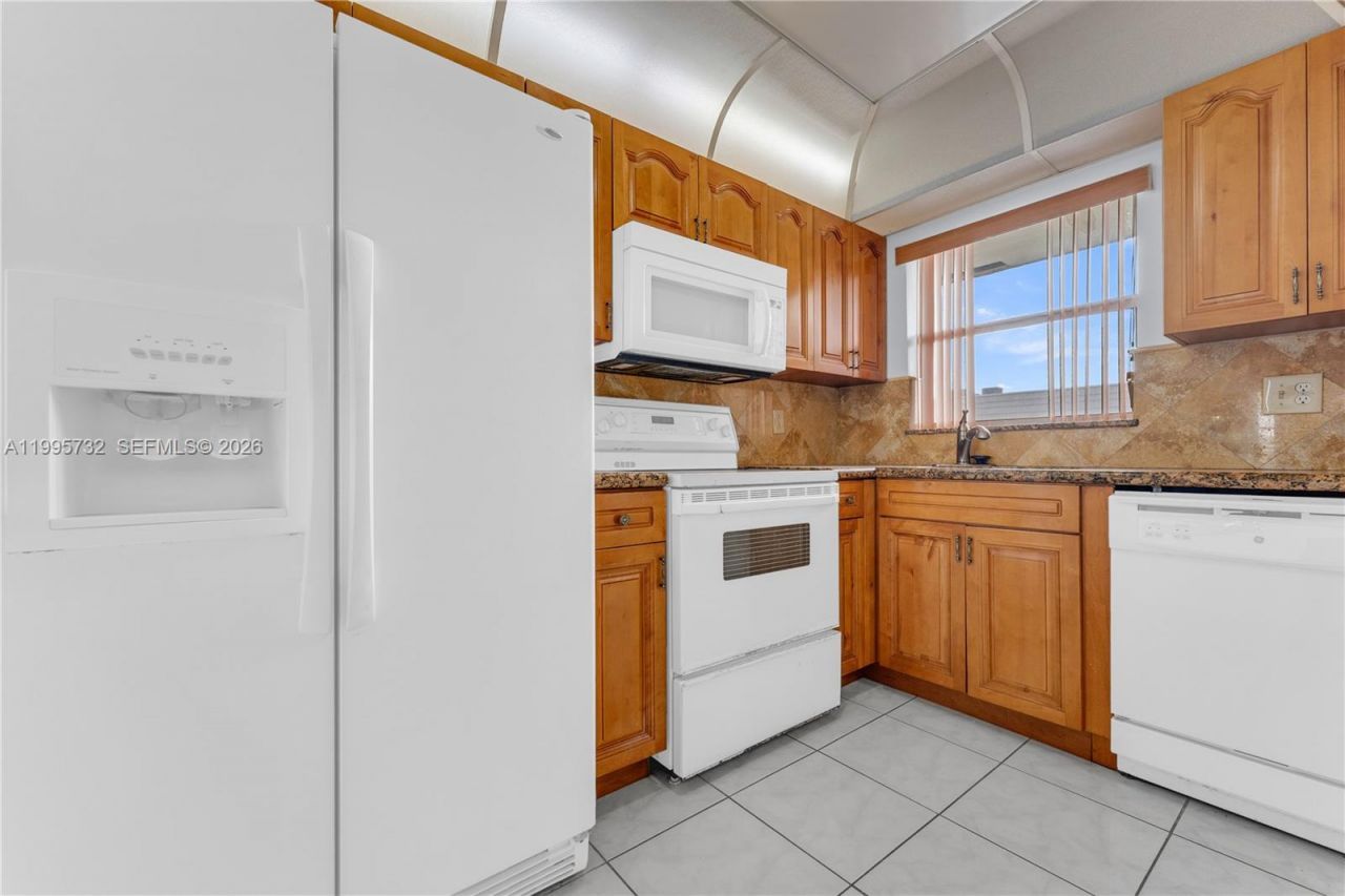 8280 Sunrise Lakes Blvd, Unit 301, Sunrise, FL 33322 Photo