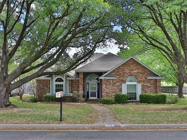 613 Regina Drive , Hewitt, TX 76643