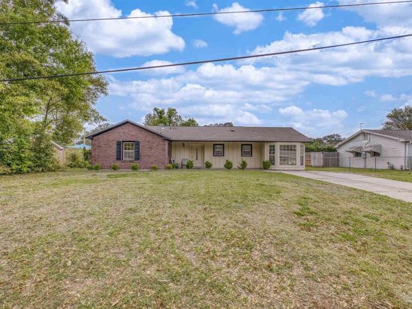 6410 Beauclair Dr, Pensacola, FL 32504