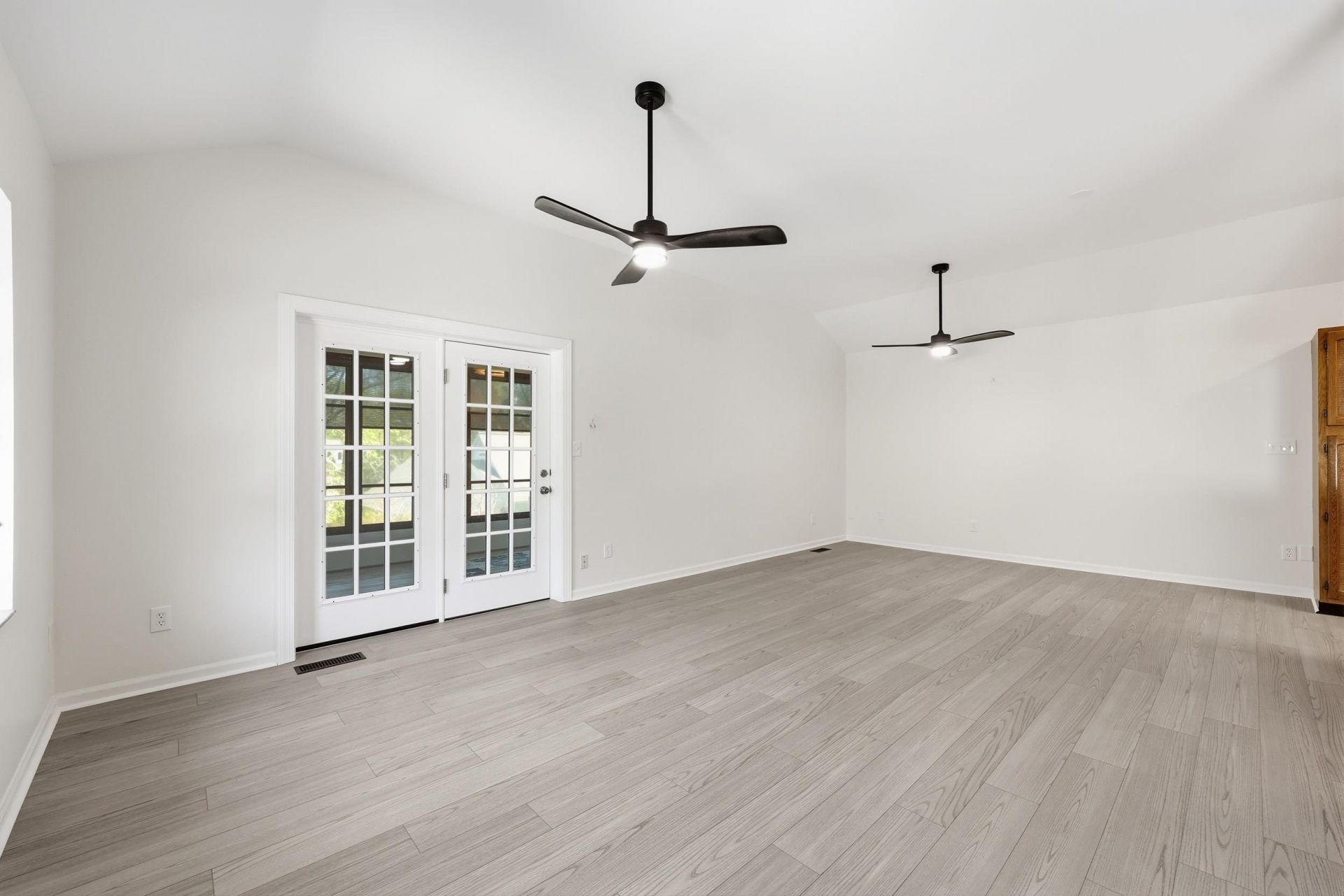 2227 Jefferson Circle Photo 4