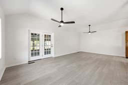 2227 Jefferson Circle photo 4