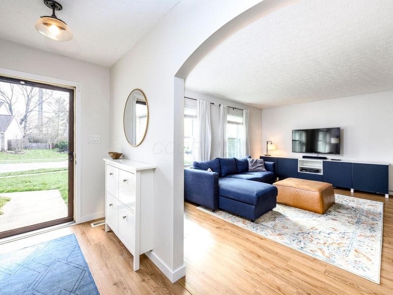 6833 Spruce Pine Drive, Columbus, OH 43235 Photo 2