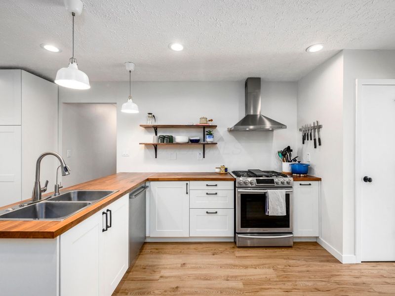 6833 Spruce Pine Drive, Columbus, OH 43235 Photo 7