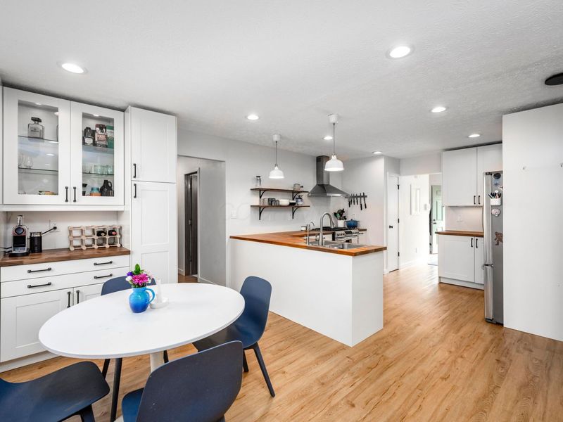 6833 Spruce Pine Drive, Columbus, OH 43235 Photo 9