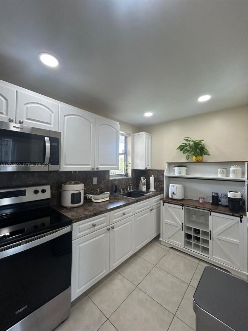 1700 NE 191st St, Unit 304, Miami, FL 33179 Photo