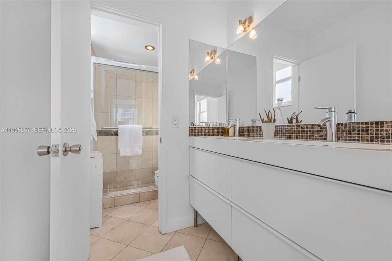 1658 Bay Rd, Unit 701, Miami Beach, FL 33139 Photo