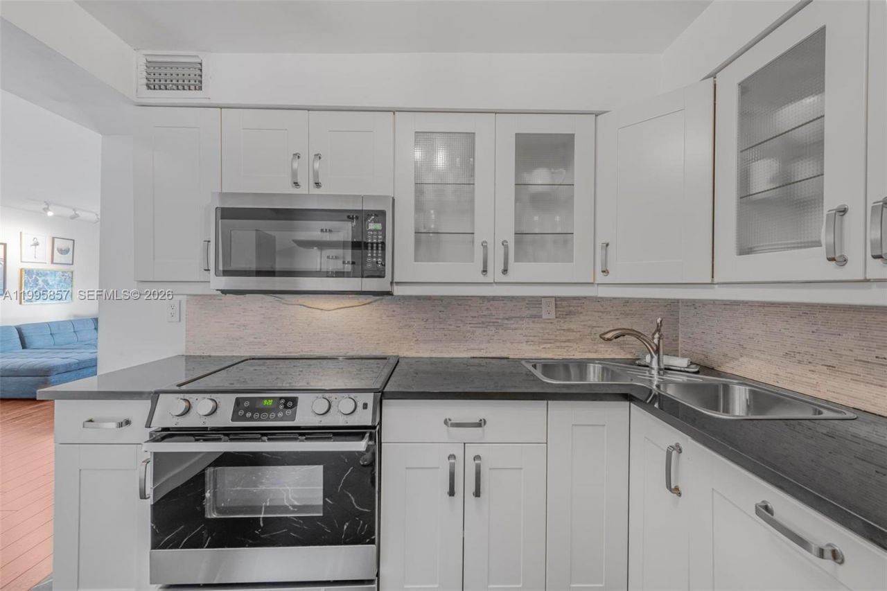 1658 Bay Rd, Unit 701, Miami Beach, FL 33139 Photo