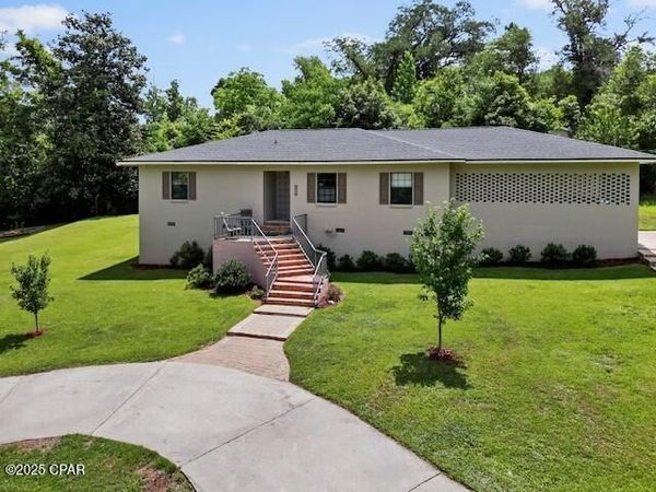 2956 N Caledonia Street , Marianna, FL 32446