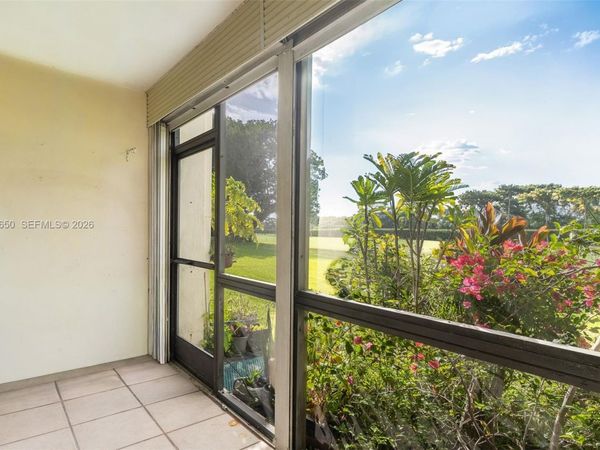 9820 S Hollybrook Lake Dr, Unit 106, Pembroke Pines, FL 33025