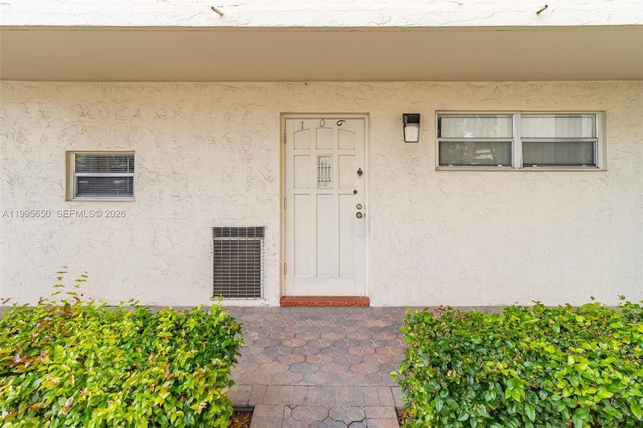 9820 S Hollybrook Lake Dr, Unit 106, Pembroke Pines, FL 33025 Photo
