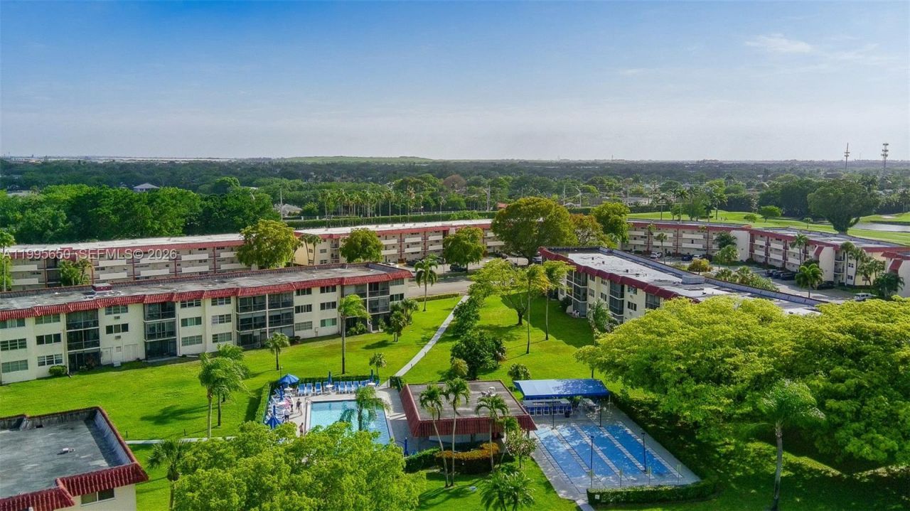 9820 S Hollybrook Lake Dr, Unit 106, Pembroke Pines, FL 33025 Photo