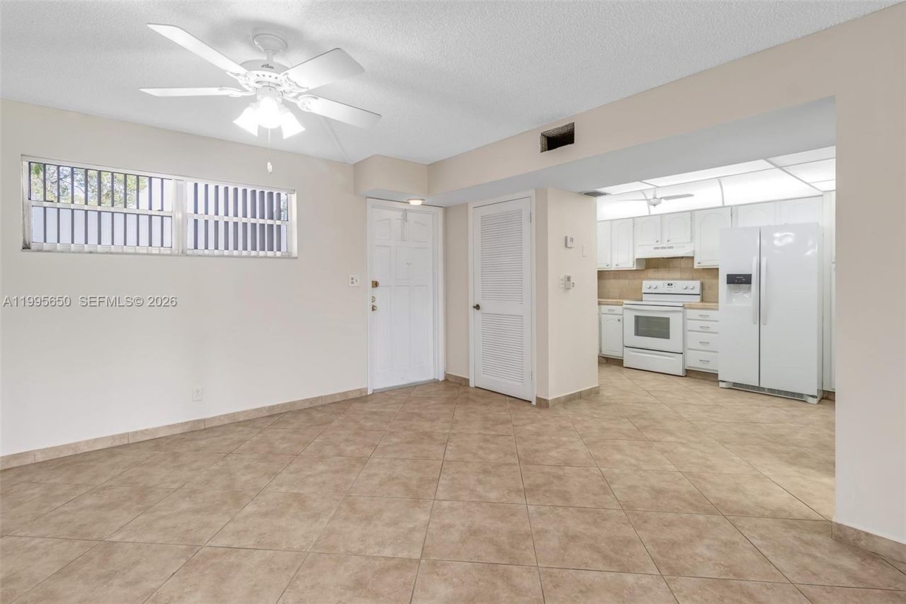 9820 S Hollybrook Lake Dr, Unit 106, Pembroke Pines, FL 33025 Photo