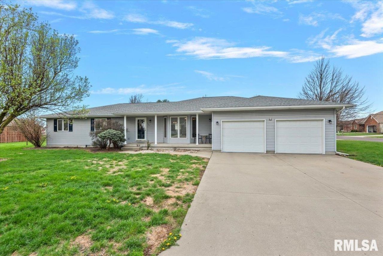 145 Illini Trail, Virden, IL 62690 Main Photo