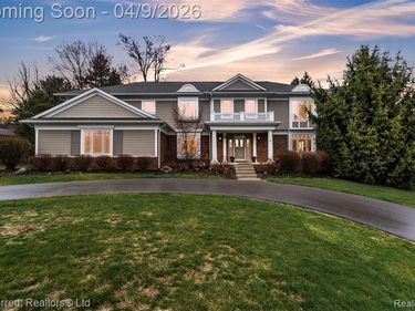 725 Woodchester Drive, Bloomfield Hills, MI 48304