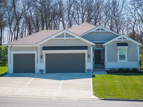 517 Southshore Drive, Lake Winnebago, MO 64034