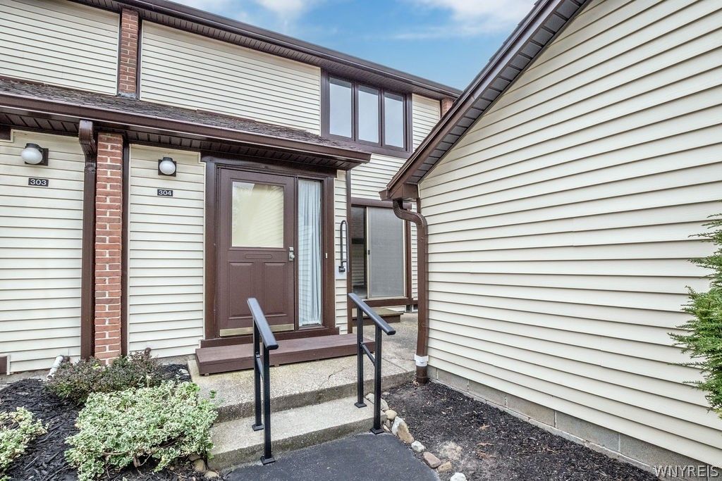 304 Charlesgate Circle, Amherst, NY 14051 Main Photo