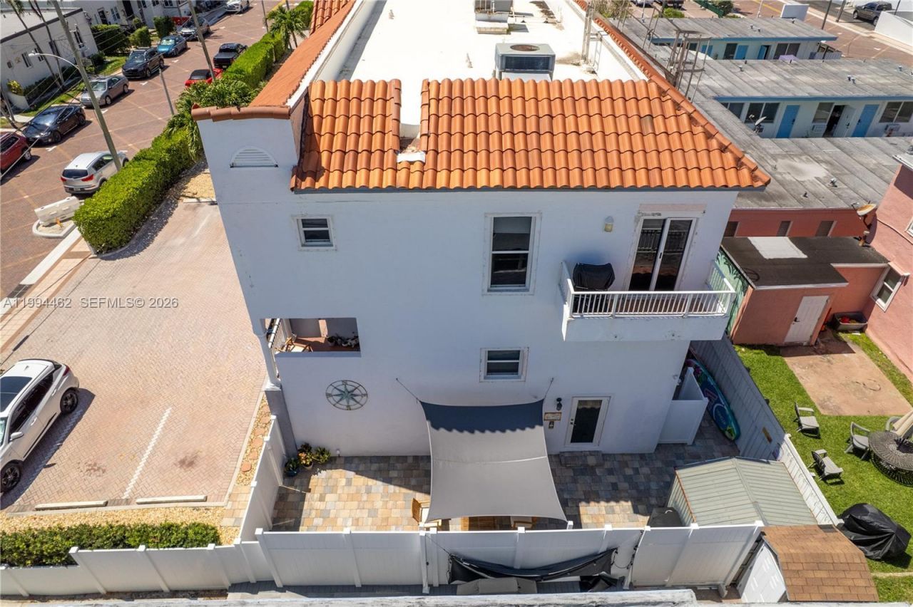 335 Virginia St , Hollywood, FL 33019 Photo