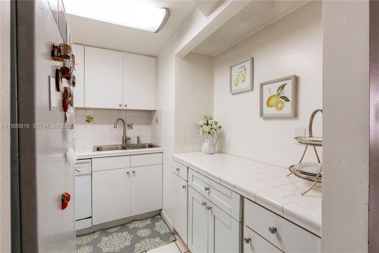 1440 Brickell Bay Dr, Unit 203, Miami, FL 33131 Photo