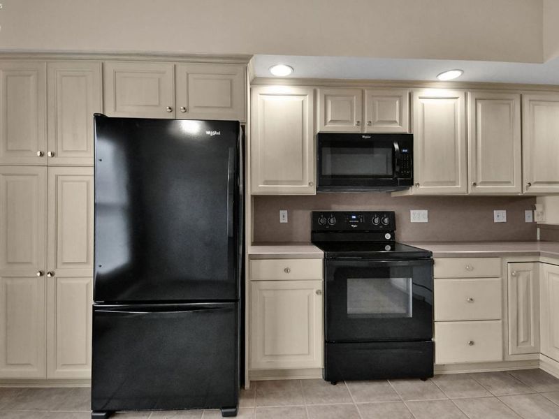 102 Roth Court, Bellevue, OH 44811 Photo 12