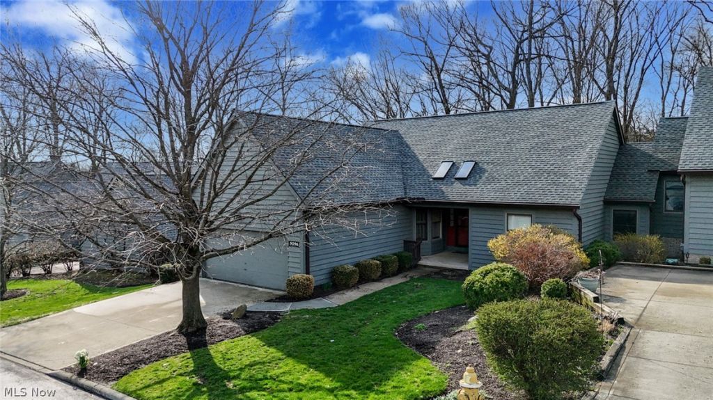 9096 Woodcrest Drive , Brecksville, OH 44141