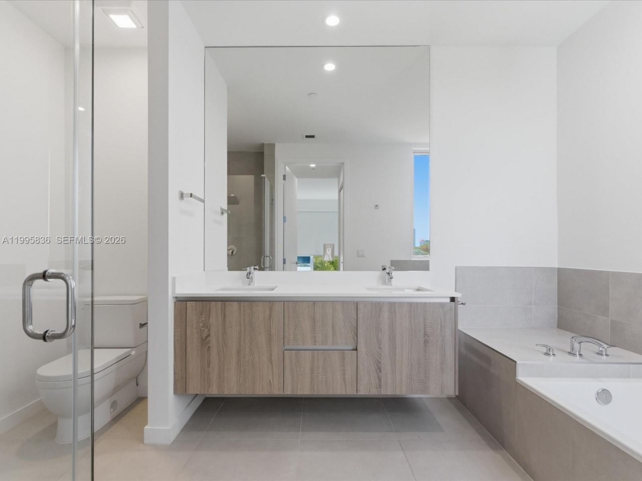 529 SW 11th St, Unit 303, Miami, FL 33129 Photo