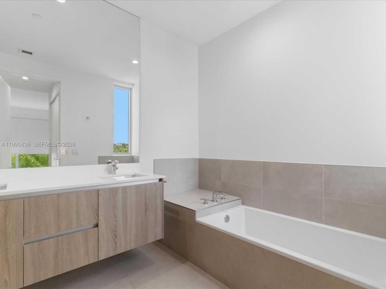 529 SW 11th St, Unit 303, Miami, FL 33129 Photo