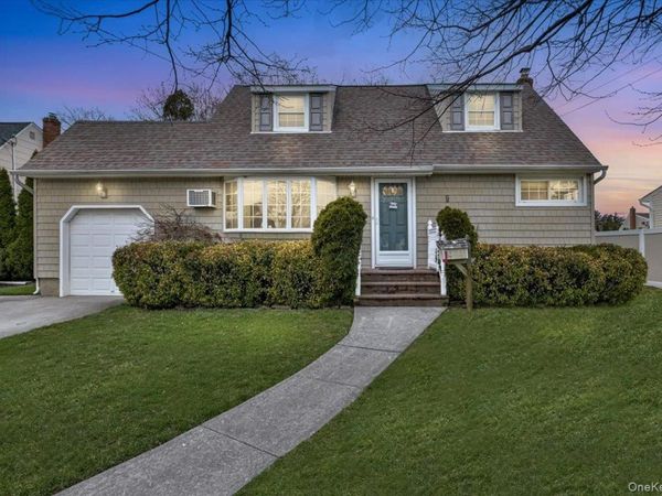 20 Willow Drive , Massapequa Park, NY 11762