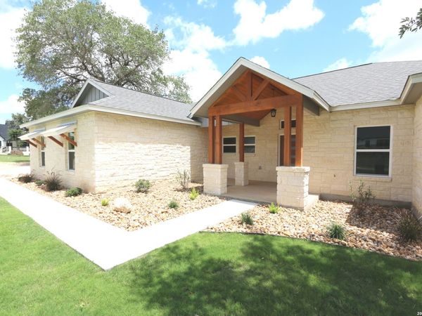 142 Timber Place, La Vernia, TX 78121