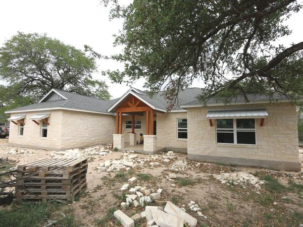 142 Timber Place, La Vernia, TX 78121
