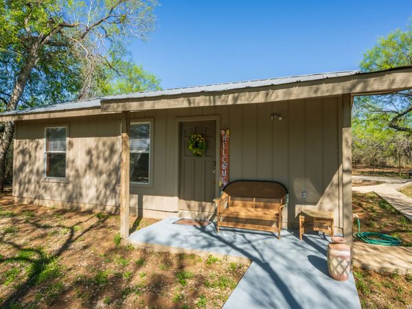 1048 County Road 640, Hondo, TX 78861