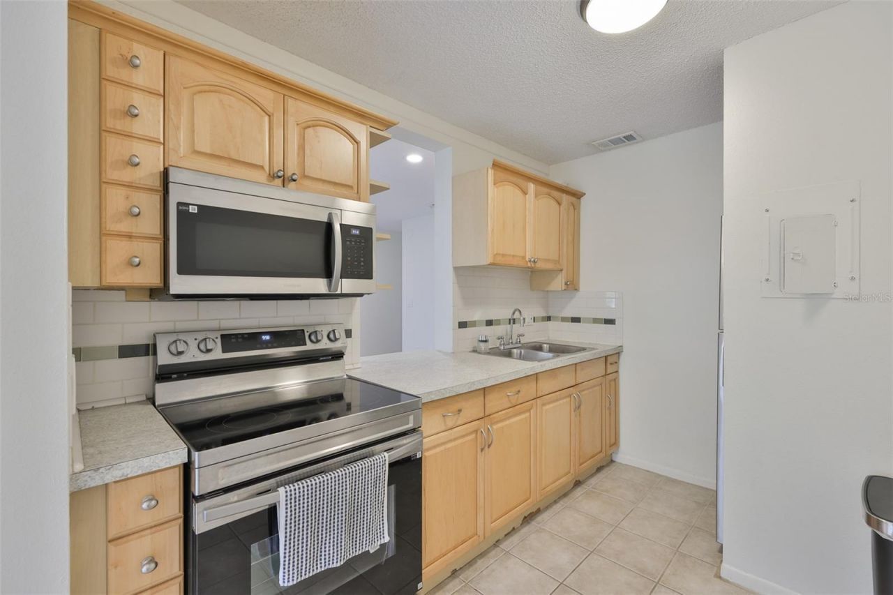 284 115th Avenue N, Unit 3, Saint Petersburg, FL 33716 Photo