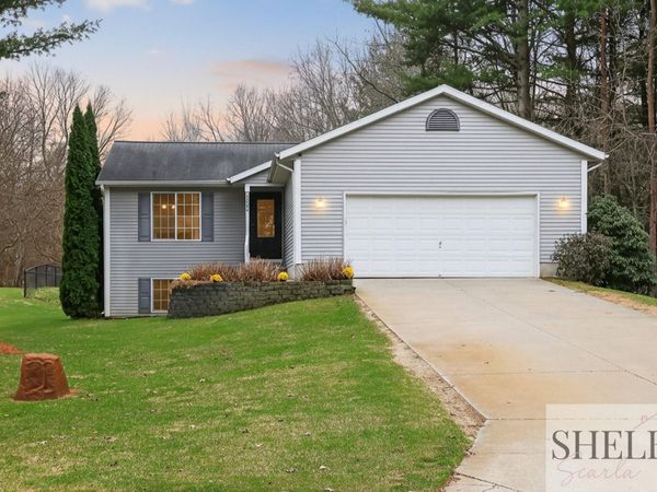 12294 Holmden Drive NE, Rockford, MI 49341