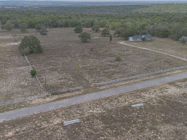 811 Mockingbird, La Vernia, TX 78121