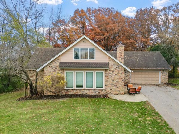 71 Deer Hills Court, North Oaks, MN 55127