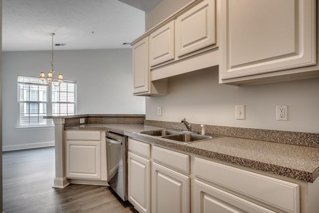 999 Algonquin Dr. Photo 6