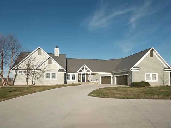 402 Martin Drive NE, Orange City, IA 51041