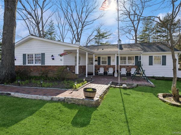 32 Derby Place, Smithtown, NY 11787