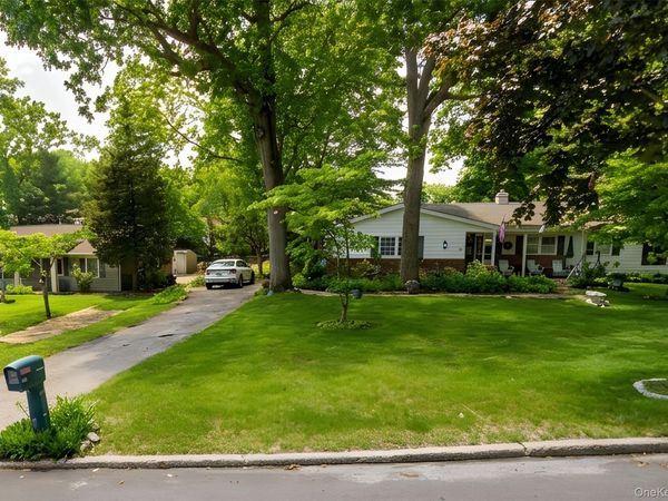 32 Derby Place , Smithtown, NY 11787