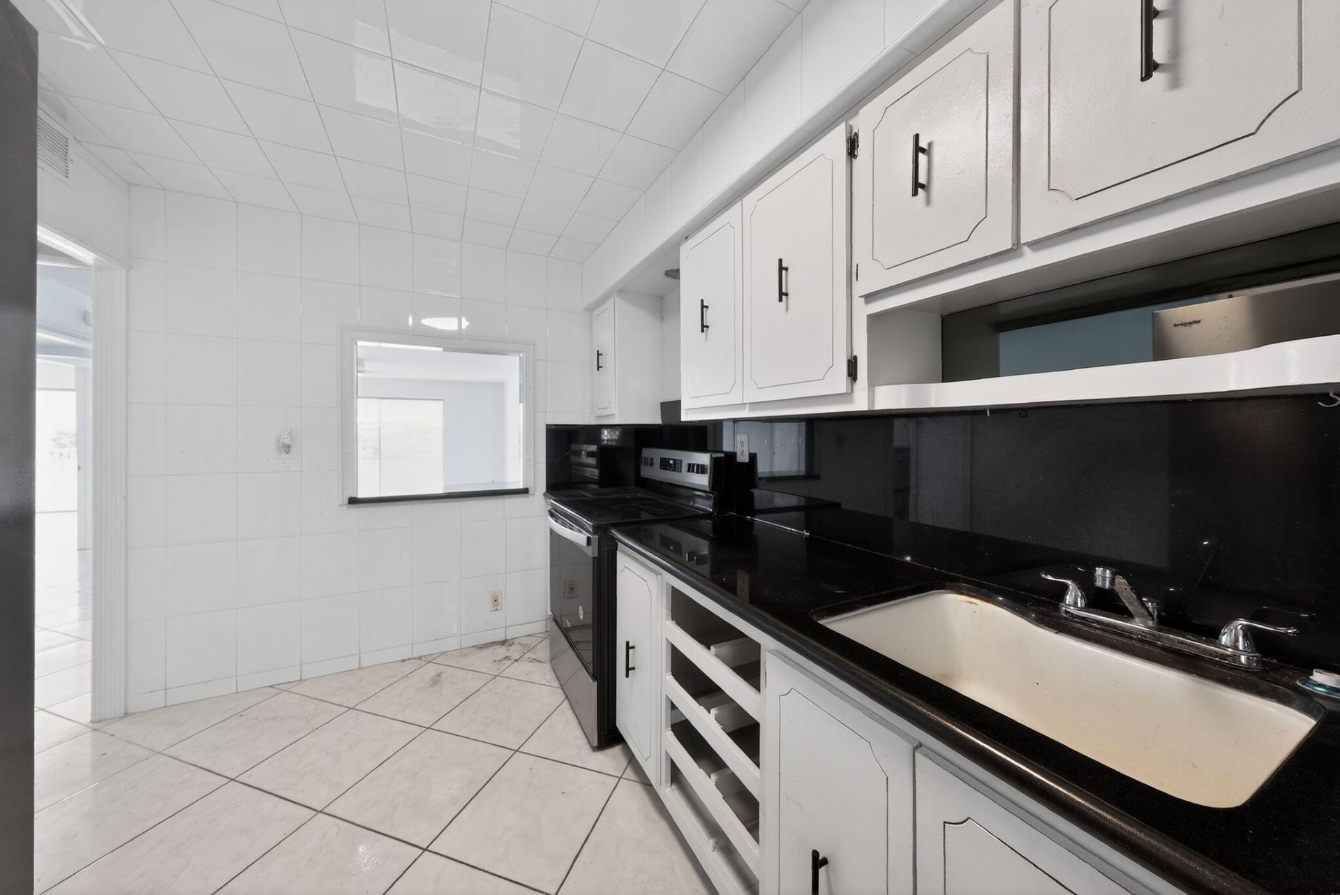 400 Golden Isles Drive, Unit 37, Hallandale Beach, FL 33009 Photo