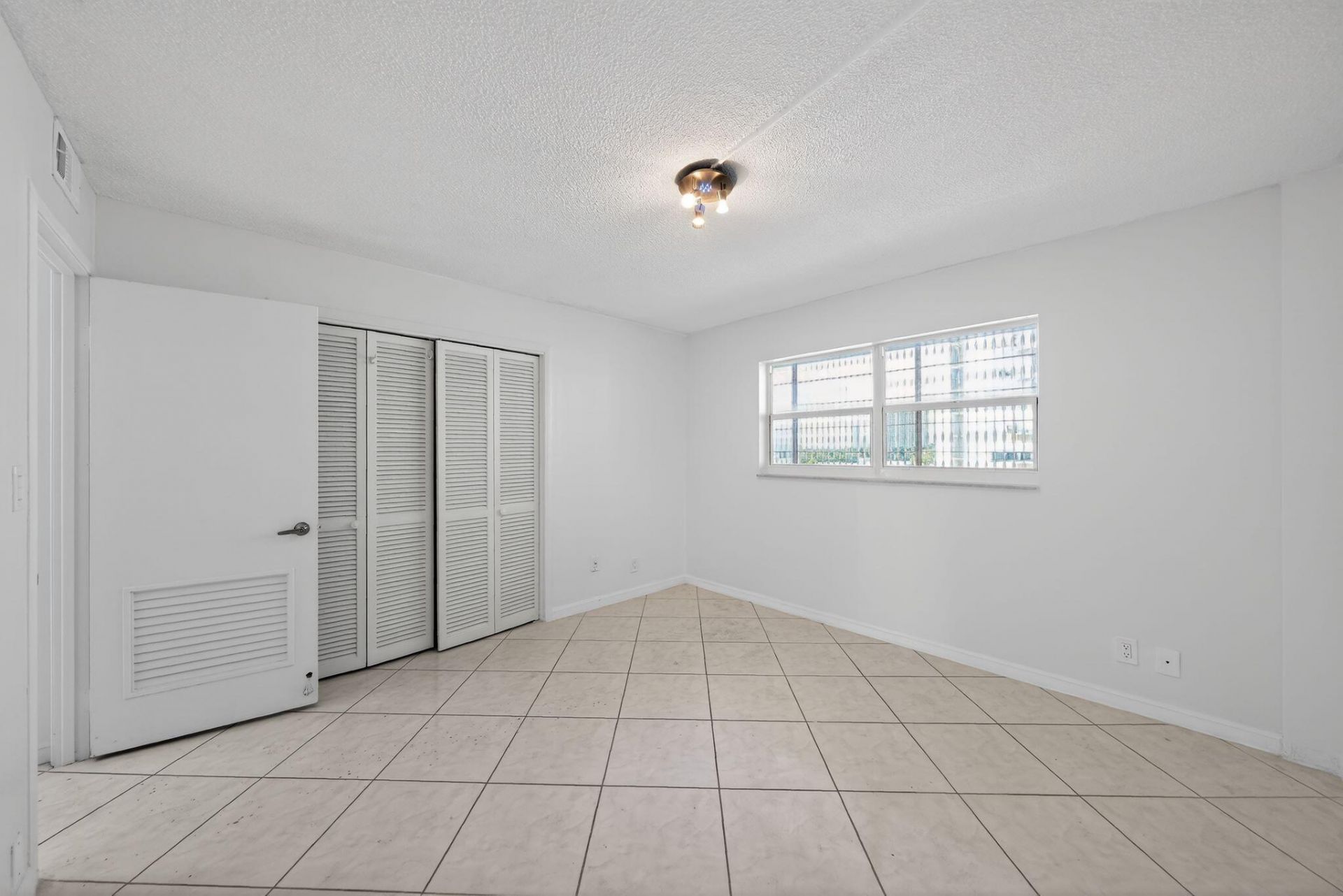 400 Golden Isles Drive, Unit 37, Hallandale Beach, FL 33009 Photo