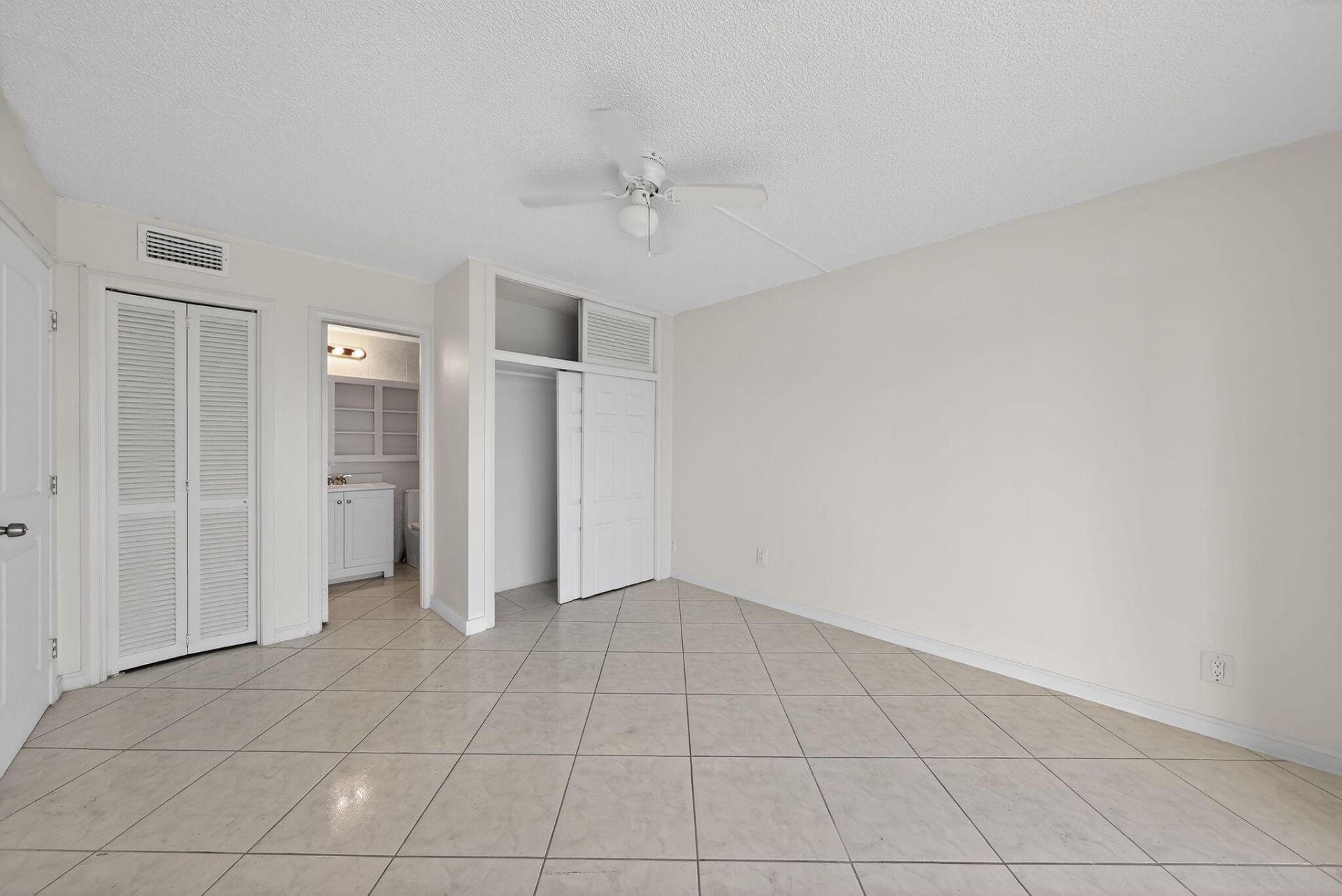 400 Golden Isles Drive, Unit 37, Hallandale Beach, FL 33009 Photo