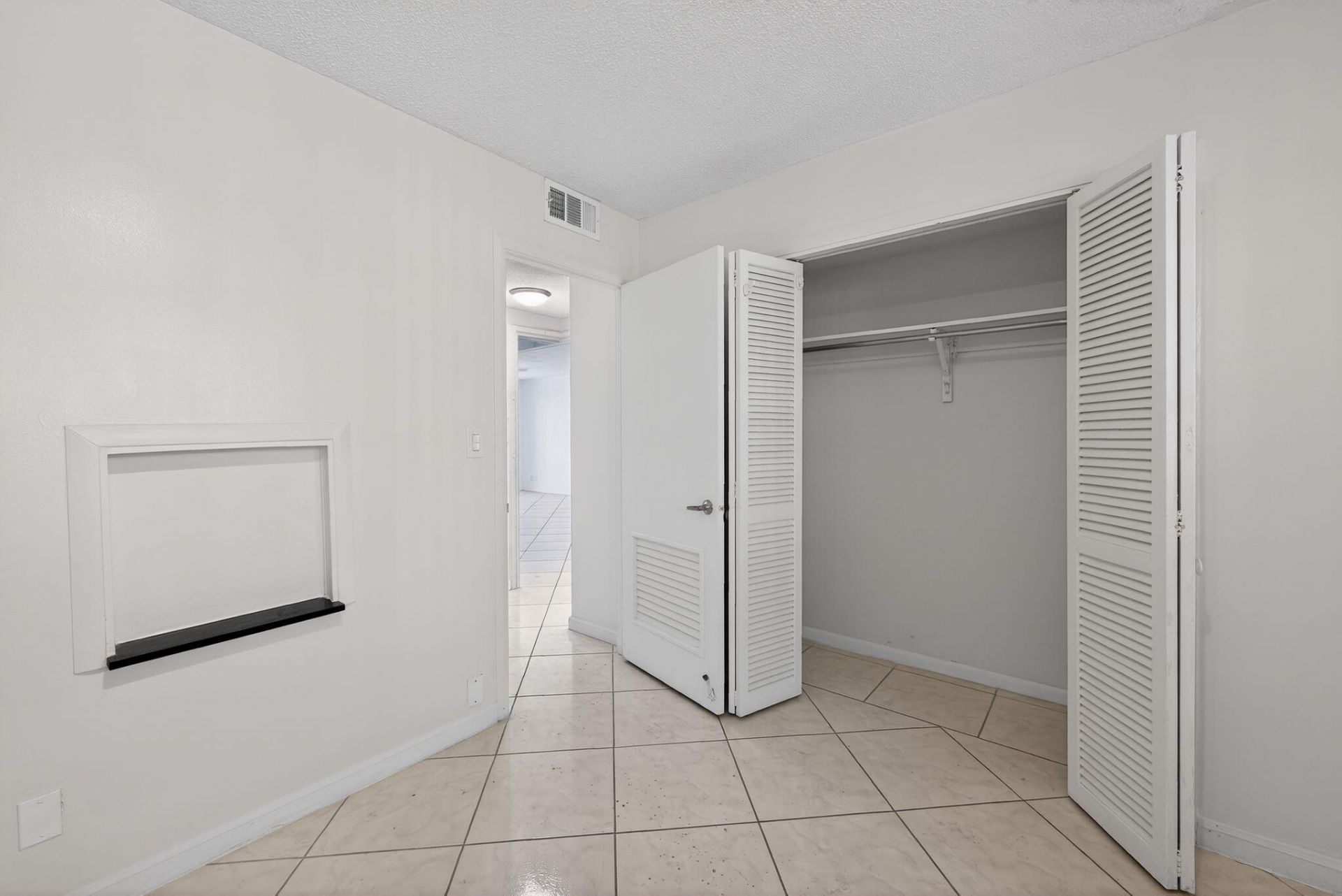 400 Golden Isles Drive, Unit 37, Hallandale Beach, FL 33009 Photo