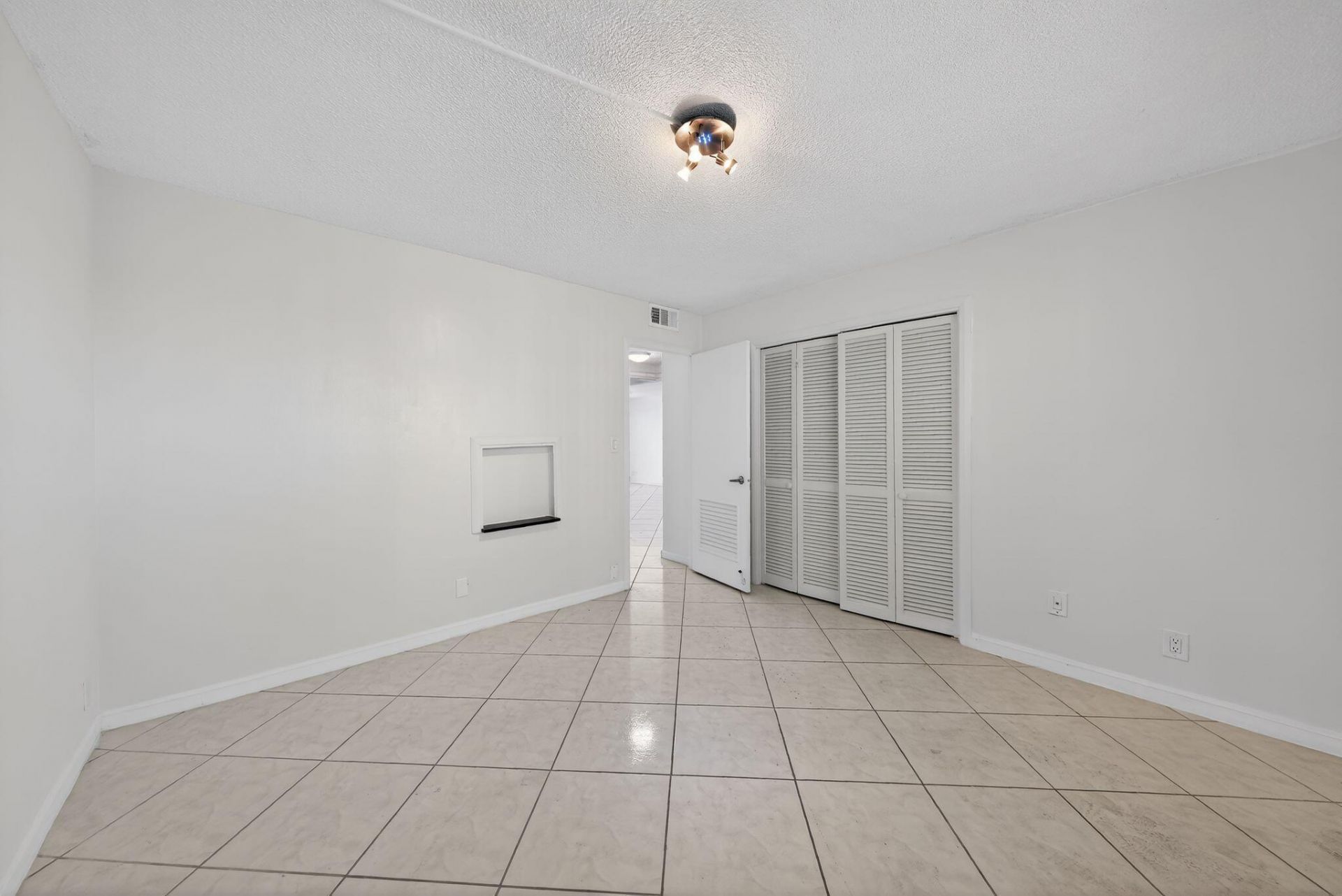 400 Golden Isles Drive, Unit 37, Hallandale Beach, FL 33009 Photo