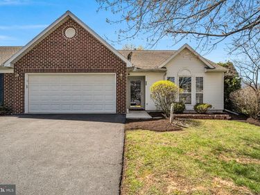 25 GREENFIELD DRIVE, CARLISLE, PA 17015