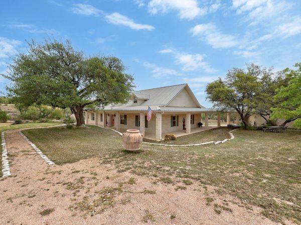 301 Hall LN , Spicewood, TX 78669